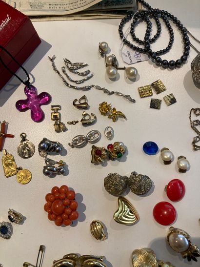  Lot de petits bijoux, faux bijoux et divers, broche corail 
Lot vendu en l'état