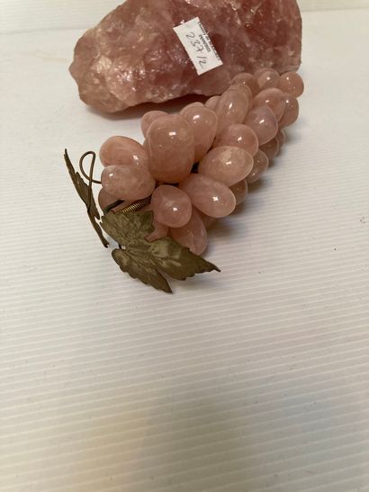  Grappe de raisin et bloc de quartz rose. 
Lot vendu en l'état