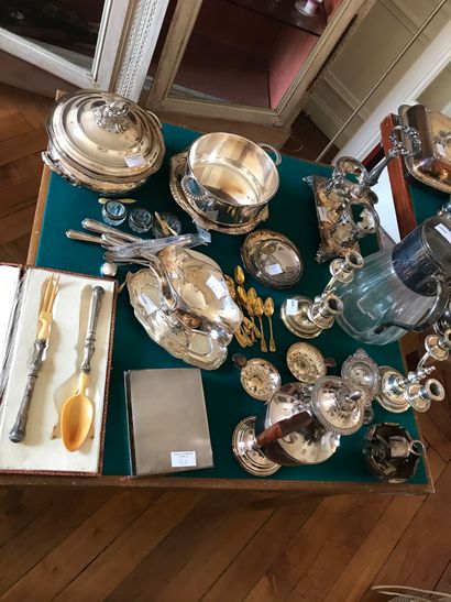 null Lot in silver plated metal. Cup, oil dish, vegetable dish, champagne bucket,...