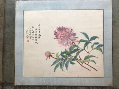  CHINA, 20th century 
4 painted silks 
39 x 44 cm 
Damaged glass 
Lot sold as is