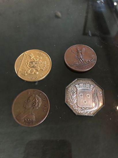  4 pièces ou monnaies 
Lot vendu en l'état