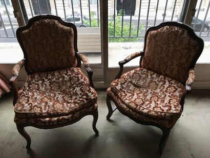null Deux fauteuils à la Reine

Hêtre naturel mouluré

Epoque Louis XV (différences)

Un...