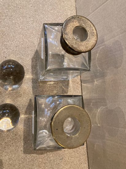  Deux carafes en cristal monture en métal argenté 
Lot vendu en l'état