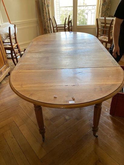  Walnut dining table 
End of the 19th century....
