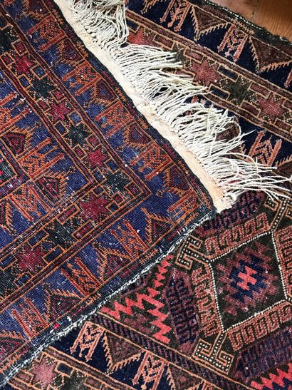  Petit tapis Caucase, fond marron 
145 x 83 cm 
Lot vendu en l'état