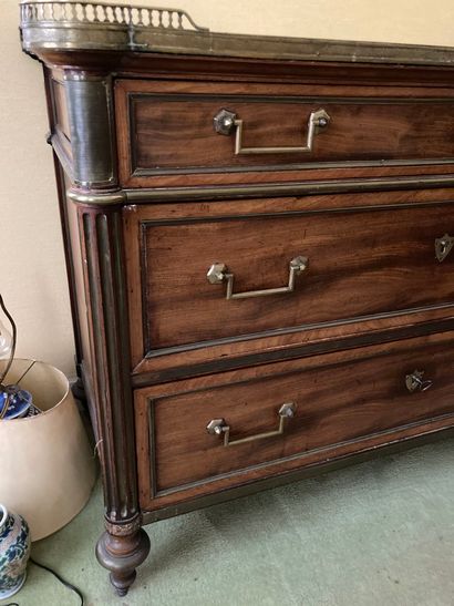 null Three drawer chest of drawers

Around 1800 (marble damaged)

H : 85 W : 114...