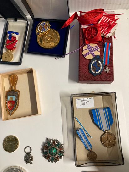 null Lot de décorations (dont Légion d'Honneur accidentée), médailles commémoratives

Lot...