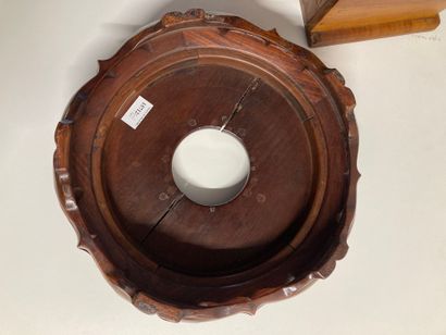  Natural wood vase base (split) 
H : 10 - D : 33 cm 
A natural wood mail box is attached...