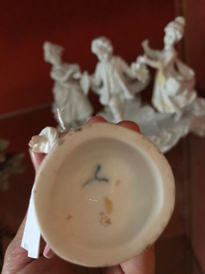 null 4 porcelain groups around 1900. Accidents and chips

H : 9 to 14 cm

Lot sold...