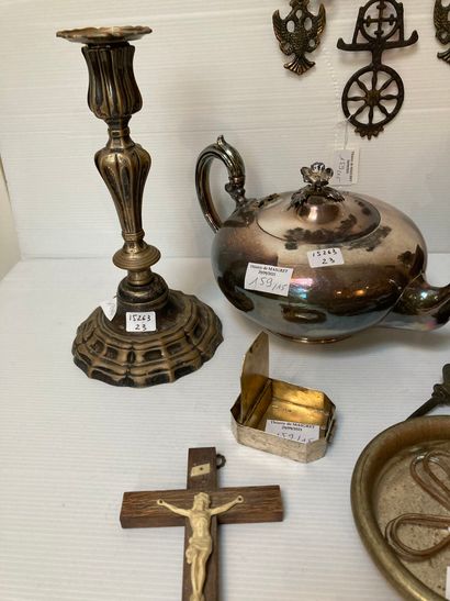 null Lot of various metal pieces : saleron, christ, candlesticks, torch, teapot,...