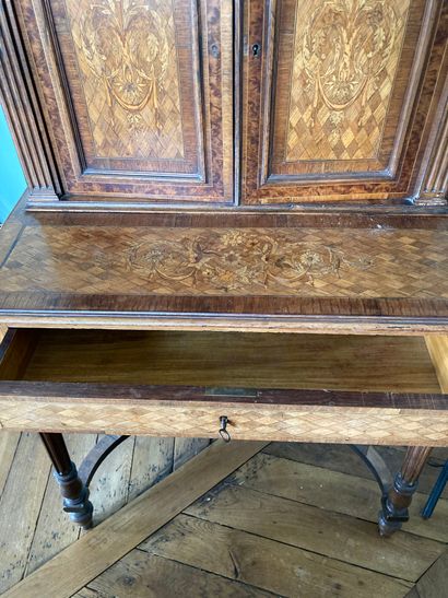 null Veneered desk with steps

Late 19th century

H : 131 - W : 76 - D : 51 cm

Lot...