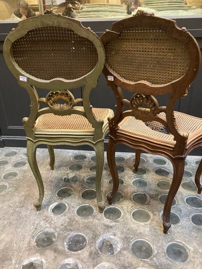  Paire de chaises en bois sculpté, dossiers et assises cannés, style Rocaille (accidents...