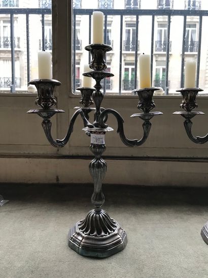 null Paire de candélabres en métal argenté

Style Régence

H : 42 cm

Les bobèches...