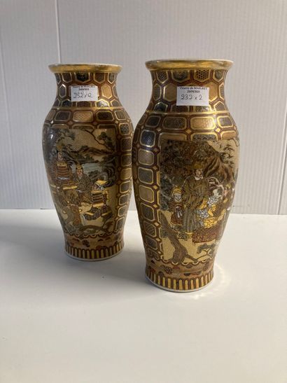  Japan 
Pair of Satzuma vases with gold background 
H : 30 cm 
Sold as is