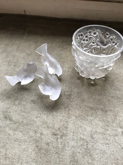  Lalique lot : Vase décor oiseaux branchés H : 15 cm 
3 moineaux en cristal moulé...