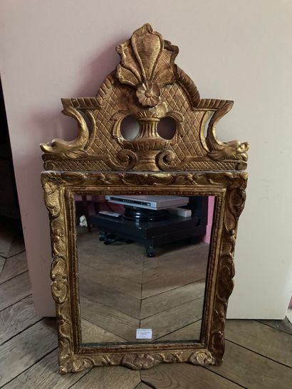 Petit miroir en bois doré 
Epoque régence...