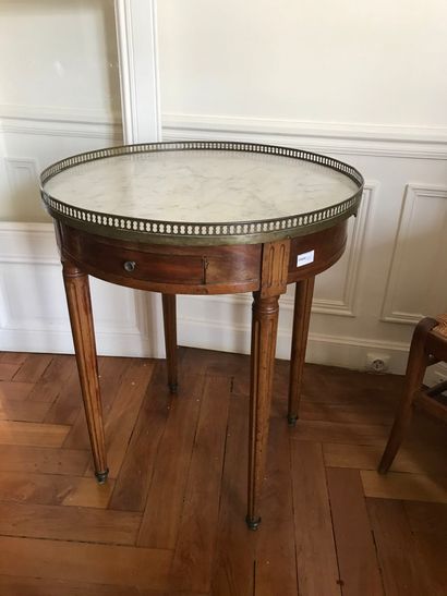 Table bouillotte 

Style Louis XVI. Fentes...