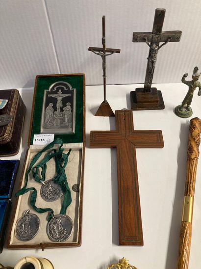 null Ensemble de crucifix, chausse pieds, ouvre lettres, jumelle de théâtre, compas,...