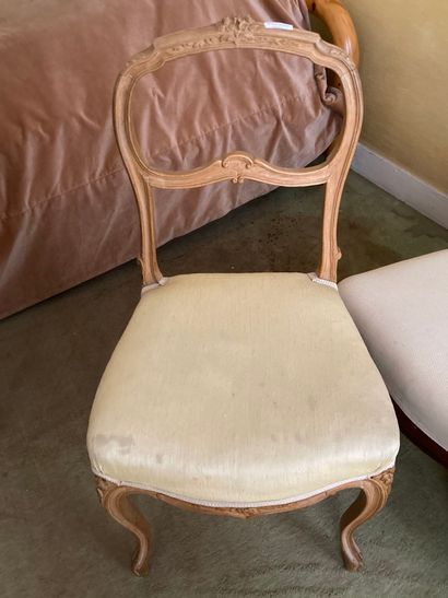 null Lot comprenant : une chaise de style Louis XV, deux chaises chauffeuses de la...