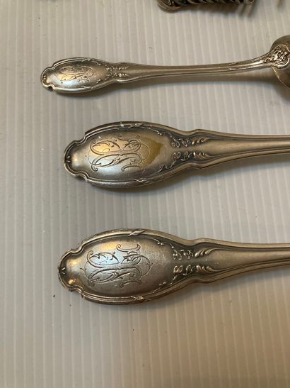null 12 silver cutlery + 10 teaspoons + 1 silver ladle

2kg490

Lot sold as is