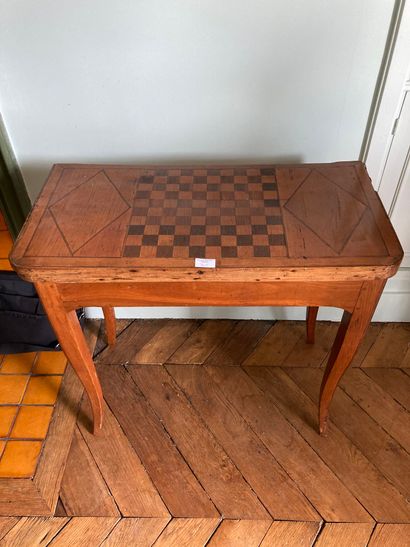 Table à jeux en placage de style Louis XV,...