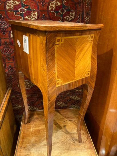 null 
Veneer chiffonier table




It opens with three drawers




Louis XV period....