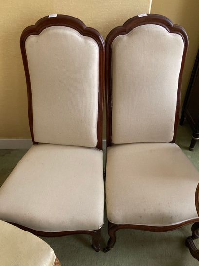 null Lot comprenant : une chaise de style Louis XV, deux chaises chauffeuses de la...