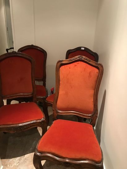  4 chaises à châssis 
Travail provincial du XVIIIe siècle 
Garniture de velours orange...