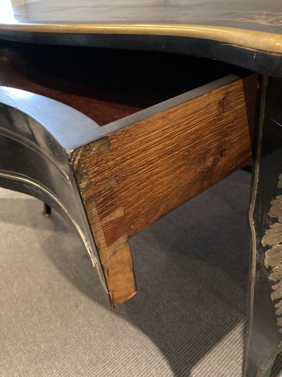  Table bureau en bois noirci, incrustations de laiton, pieds cambrés, un tiroir en...