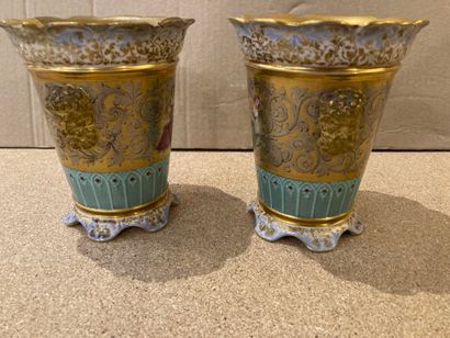  PARIS. Paire de pique-fleurs en porcelaine décor romantique polychrome (éclats,...