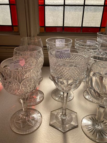 null Lot d'une quinzaine de verres dépareillés en cristal et cristal taillé

Lot...