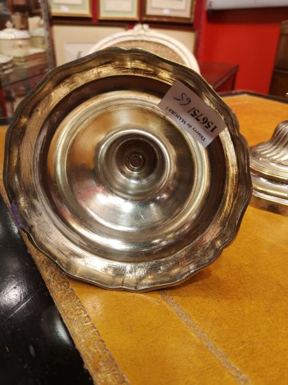  2 flambeaux en métal argenté 
Style Régence 
H : 28 cm 
Lot vendu en l'état