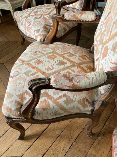 null Pair of armchairs with flat backs, geometrical fabric

Louis XV style

H : 93...