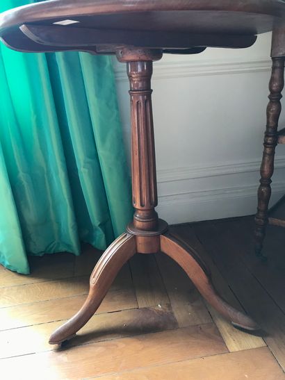 null Mahogany tripod pedestal table with tilting top 

around 1800

H : 70 top :...