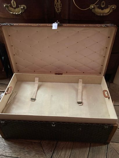 null Goyard travel trunk

H : 31 - W : 75 - D : 42 cm

Lot sold as is, accidents...