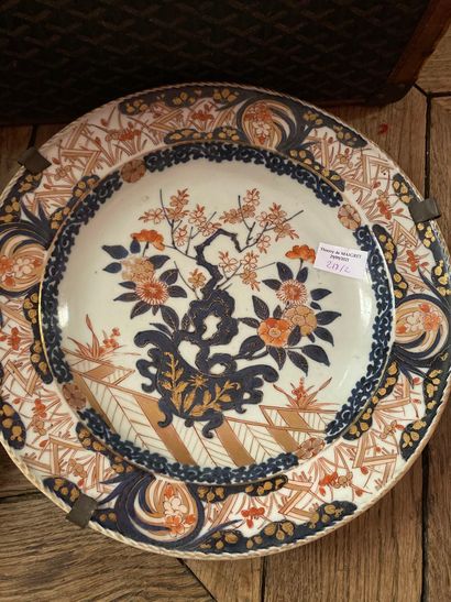 null Chine de commande

Deux plats à décor imari ou famille rose (accidents)

Diam...