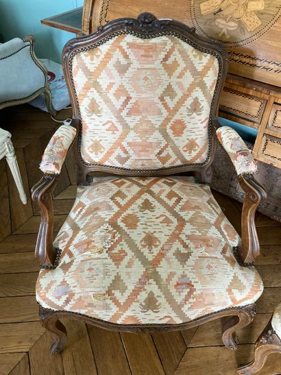 null Pair of armchairs with flat backs, geometrical fabric

Louis XV style

H : 93...