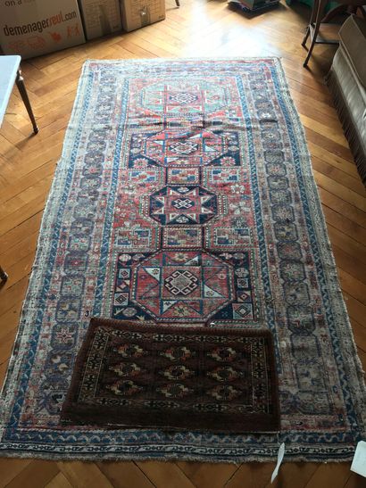  Deux tapis 
Caucase décor géométrique 250 x 130 cm (très usé) 
Petit tapis de selle...