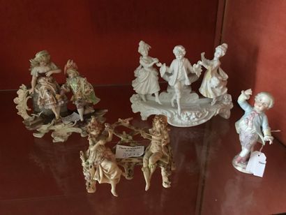  4 porcelain groups around 1900. Accidents and chips 
H : 9 to 14 cm 
Lot sold as...