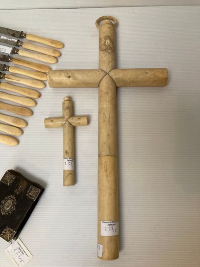 null Lot comprenant : 2 croix, 12 petits couteaux manches ivoire (fentes),

1 carnet...