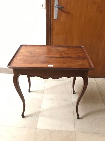 Table with cabaret top, arched legs 
H :...