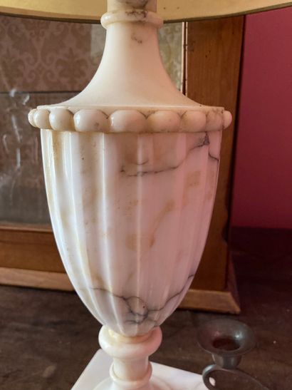 null Lot including: an alabaster lamp (H: 34 cm), pewter candelabra (H: 9,5 cm)

Lot...