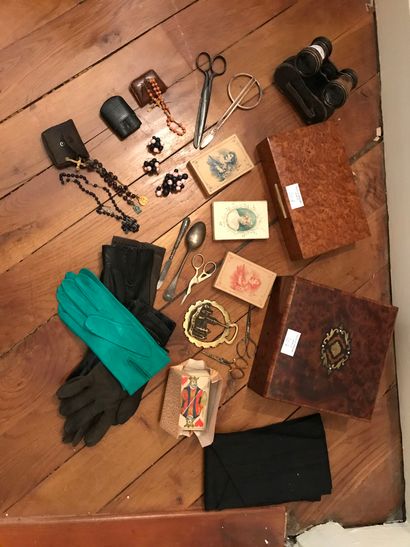 Lot including: 2 inlaid boxes, leather gloves,...