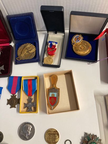 null Lot of decorations (including damaged Legion of Honor), commemorative medals

Lot...