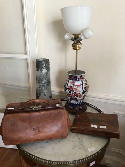  1 vase monté en lampe imari, une sacoche de médecin, un écrin marqueté et un vase...