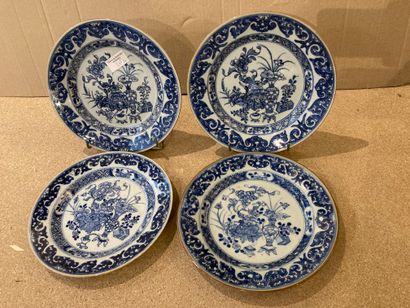 CHINE. Quatre assiettes décor en bleu d objets...