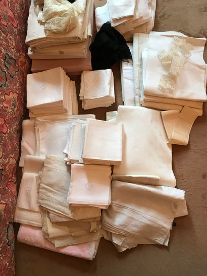 Lot of linen, sheets, napkins and miscellaneous...
