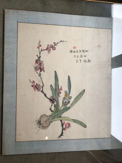 null CHINA, 20th century

4 painted silks

39 x 44 cm

Damaged glass

Lot sold as...