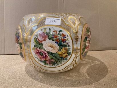  Vase en overlay décor de fleurs 
H : 19 - D : 28 cm 
Lot vendu en l'état