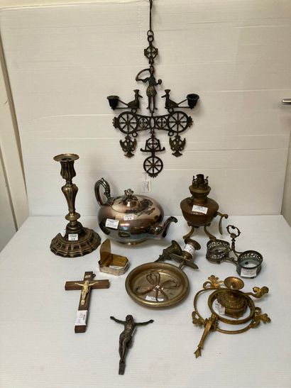  Lot de diverses pièces en métal : saleron, christ, bougeoirs, flambeau, théière,...